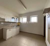 Na prenájom skladová hala, obec Rybky, okr. Senica - Kuchynská linka s vešiakom v miestnosti, Sklady a haly.