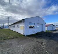 Na prenájom skladová hala, obec Rybky, okr. Senica - Sklady a haly v Rybkoch s trávnatým okolím pod oblačnou oblohou.