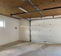 Na prenájom skladová hala, obec Rybky, okr. Senica - Interiér Skladov a hál s garážovou bránou a betónovou podlahou.