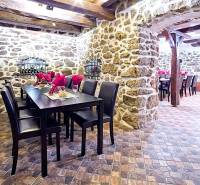 Prenájom gastro priestoru v centre Krupiny - Kamenné steny a podlaha s dreveným dekorom v gastro priestoroch.