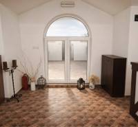 Prenájom gastro priestoru v centre Krupiny - Interiérové gastro priestory s ozdobnými prvkami, kachľovou podlahou a veľkým oblúkovým oknom.