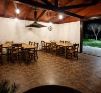 Prenájom gastro priestoru v centre Krupiny - Gastro priestory s podlahou s dreveným dekorom, drevené stoly a výhľad do záhrady.