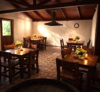 Prenájom gastro priestoru v centre Krupiny - Gastro priestory s drevenými stolmi a kvetmi, sviečky na podlahe s dreveným dekorom.