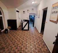 Prenájom gastro priestoru v centre Krupiny - Interiér gastro priestorov s podlahou s dreveným dekorom, ozdobené stenami ladenými do svetlej farby.