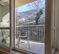 Priestranný 3-izbový byt s loggiou, Staré Mesto - Balkón 3-izbového bytu s dvoma kovovými stoličkami, vedúci do záhrady.