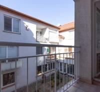 Priestranný 3-izbový byt s loggiou, Staré Mesto - Balkón 3-izbového bytu na Zámockej ulici v Bratislave - Starom Meste.