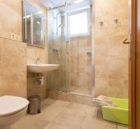 Priestranný 3-izbový byt s loggiou, Staré Mesto - Kúpeľňa v 3-izbovom byte s keramickými obkladmi a sprchovým kútom.