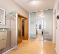 Priestranný 3-izbový byt s loggiou, Staré Mesto - V 3-izbovom byte je predsieň so vstavanou skriňou a podlahou s dreveným dekorom.