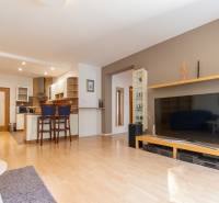 Priestranný 3-izbový byt s loggiou, Staré Mesto - Obývacia izba v 3-izbovom byte so zariadením a podlahou s dreveným dekorom.