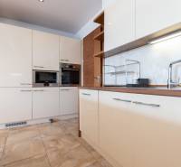 Moderný 2-izbový byt s balkónom, Eurovea - Kuchyňa v 2-izbovom byte s bielymi skrinkami a spotrebičmi.