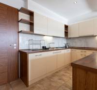 Moderný 2-izbový byt s balkónom, Eurovea - Kuchyňa v 2-izbovom byte so svetlými skrinkami a podlahou s dreveným dekorom.