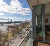 Moderný 2-izbový byt s balkónom, Eurovea - Balkón s výhľadom na rieku Dunaj a promenádu v Bratislave.