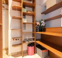 Moderný 2-izbový byt s balkónom, Eurovea - Úložný priestor s regálmi a dekoráciou v 2-izbovom byte.