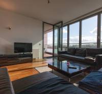 Moderný 2-izbový byt s balkónom, Eurovea - Obývačka s koženou sedačkou, TV stolíkom a podlahou s dreveným dekorom, 2-izbový byt.