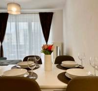 PRENÁJOM NOVOSTAVBA 2 izb.byt, BALKÓN, PARKOVACIE MIESTO, BIELY KOSTOL - Jedálenský stôl v 2-izbovom byte so štýlovým dekorom a kvetmi.