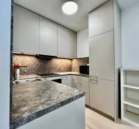 PRENÁJOM NOVOSTAVBA 2 izb.byt, BALKÓN, PARKOVACIE MIESTO, BIELY KOSTOL - Kuchyňa v 2-izbovom byte s kameňovou pracovnou doskou a bielymi skrinkami.