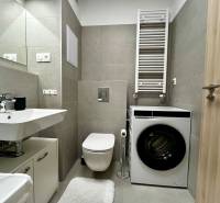 PRENÁJOM NOVOSTAVBA 2 izb.byt, BALKÓN, PARKOVACIE MIESTO, BIELY KOSTOL - Kúpeľňa v 2-izbovom byte s umývadlom, práčkou a toaletu, moderné obklady.