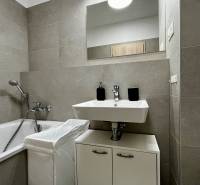 PRENÁJOM NOVOSTAVBA 2 izb.byt, BALKÓN, PARKOVACIE MIESTO, BIELY KOSTOL - Kúpeľňa s vaňou a umývadlom v 2-izbovom byte s keramickými obkladmi.