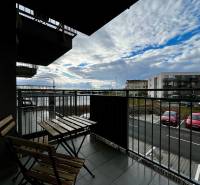 PRENÁJOM NOVOSTAVBA 2 izb.byt, BALKÓN, PARKOVACIE MIESTO, BIELY KOSTOL - Balkón 2-izbového bytu v Bielom Kostole s výhľadom na parkovisko a oblohu.