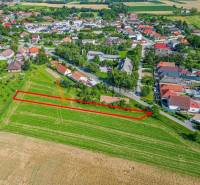 EXKLUZÍVNE NA PREDAJ STAVEBNÝ POZEMOK ( 1885 M2) V OBC - Letecká fotografia záhrad v Košútoch na ulici Kosuty s vyznačenou parcelou.