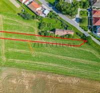 EXKLUZÍVNE NA PREDAJ STAVEBNÝ POZEMOK ( 1885 M2) V OBC - Letecký pohľad na záhrady v Košútoch, Kosuty, zvýraznený pozemok.