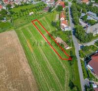 EXKLUZÍVNE NA PREDAJ STAVEBNÝ POZEMOK ( 1885 M2) V OBC - Pohľad na pozemok v záhradách na Kosúty v Košútoch, zvýraznený červenou linkou.