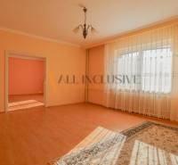 NA PREDAJ 7 IZBOVÝ RODINNÝ DOM, DUNAJSKÁ STREDA - Obývacia izba s podlahou s dreveným dekorom a veľkým oknom v rodinnom dome.