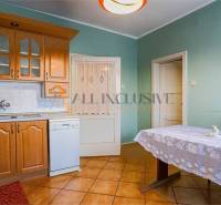 NA PREDAJ 7 IZBOVÝ RODINNÝ DOM, DUNAJSKÁ STREDA - Kuchyňa v rodinnom dome s dreveným dekorom, umývačkou riadu a zelenými stenami.