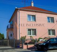 NA PREDAJ 7 IZBOVÝ RODINNÝ DOM, DUNAJSKÁ STREDA - Rodinný dom na Malotejedskej ulici v Dunajskej Strede s ružovou fasádou a záhradkou.