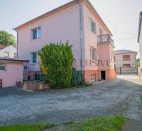 NA PREDAJ 7 IZBOVÝ RODINNÝ DOM, DUNAJSKÁ STREDA - Rodinný dom na Malotejedskej ulici v Dunajskej Strede obklopený záhradnou výsadbou.