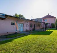 NA PREDAJ 7 IZBOVÝ RODINNÝ DOM, DUNAJSKÁ STREDA - Rodinný dom na Malotejedskej ulici v Dunajskej Strede, veľký udržiavaný dvor.