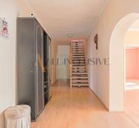 NA PREDAJ 7 IZBOVÝ RODINNÝ DOM, DUNAJSKÁ STREDA - Interiér rodinného domu s podlahou s dreveným dekorom, schodiskom a nábytkom.