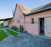 NA PREDAJ 7 IZBOVÝ RODINNÝ DOM, DUNAJSKÁ STREDA - Rodinný dom na Malotejedskej ulici v Dunajskej Strede so záhradou a chodníkom.