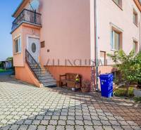 NA PREDAJ 7 IZBOVÝ RODINNÝ DOM, DUNAJSKÁ STREDA - Rodinný dom na Malotejedskej ulici v Dunajskej Strede, s balkónom a dlaždeným dvorom.