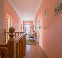 NA PREDAJ 7 IZBOVÝ RODINNÝ DOM, DUNAJSKÁ STREDA - Chodba v rodinnom dome s podlahou s dreveným dekorom a nástennými dekoráciami.