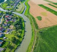 EXKLUZÍVNE NA PREDAJ LESNÝ POZEMOK ( 3466 M2) V OBCI Č - Rieka obklopená dedinou a poľami v Čiernej Vode s poľnohospodárskymi a lesnými pozemkami.