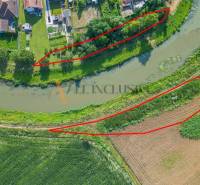 EXKLUZÍVNE NA PREDAJ LESNÝ POZEMOK ( 3466 M2) V OBCI Č - Letecký pohľad na poľnohospodárske a lesné pozemky pri Čiernej Vode, ohraničené červenými čiarami.