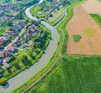 EXKLUZÍVNE NA PREDAJ LESNÝ POZEMOK ( 3466 M2) V OBCI Č - Rieka tečúca popri Poľnohospodárskych a lesných pozemkoch v Čiernej Vode, vedľa obce.