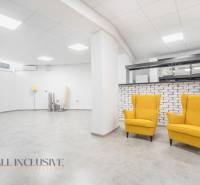 NA PRENÁJOM OBCHODNÝ PRIESTOR-KANCELÁRIA ,DUN. STREDA - Na obrázku sú žlté kreslá v interiéri na ulici Jilemnického a kancelárie.