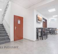 NA PRENÁJOM OBCHODNÝ PRIESTOR-KANCELÁRIA ,DUN. STREDA - V interiéri na ulici Jilemnického sú schody a kancelárie so stoličkami a stolmi.