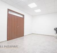 NA PRENÁJOM OBCHODNÝ PRIESTOR-KANCELÁRIA ,DUN. STREDA - Prázdna miestnosť s ventilátorom a drevenými dverami na ulici Jilemnického, kancelárie.