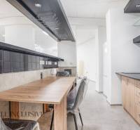 NA PRENÁJOM OBCHODNÝ PRIESTOR-KANCELÁRIA ,DUN. STREDA - Interiér s dreveným stolom a kuchynskou linkou, priestor vhodný pre Kancelárie na ulici Jilemnického.