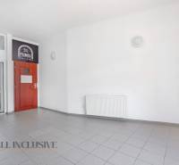 NA PRENÁJOM OBCHODNÝ PRIESTOR-KANCELÁRIA ,DUN. STREDA - Prázdny priestor na ulici Jilemnického, biele steny, dvere do kancelárie a schody.