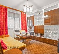 NA PREDAJ 2-IZBOVÝ RODINNÝ DOM S PODKROVÍM, BODÍKY - Obývačka v rodinnom dome so sedačkou, sekretárom a závesmi s červeným vzorom.