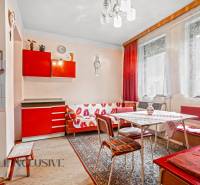 NA PREDAJ 2-IZBOVÝ RODINNÝ DOM S PODKROVÍM, BODÍKY - Interiér rodinného domu s červenou kuchynskou linkou a textilným dekorom na stene.