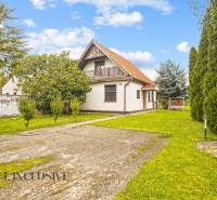 NA PREDAJ 2-IZBOVÝ RODINNÝ DOM S PODKROVÍM, BODÍKY - Rodinný dom v Bodíkoch obklopený zeleňou, s upravenou záhradou a príjazdovou cestou.