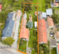 NA PREDAJ 2-IZBOVÝ RODINNÝ DOM S PODKROVÍM, BODÍKY - Letecký pohľad na pozemok s rodinným domom v Bodíkoch, obklopený zeleňou.