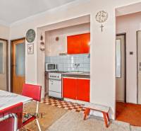 NA PREDAJ 2-IZBOVÝ RODINNÝ DOM S PODKROVÍM, BODÍKY - Interiér rodinného domu s výraznou oranžovou kuchyňou a retro nábytkom.