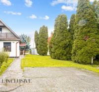 NA PREDAJ 2-IZBOVÝ RODINNÝ DOM S PODKROVÍM, BODÍKY - Rodinný dom v Bodíkoch s upravenou záhradou a chodníkom medzi stromami.