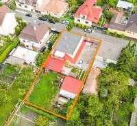 NA PREDAJ VÝNIMOČNÝ RODINNÝ DOM VO VEĽKOM MEDERI - Letecký pohľad na rodinný dom s pozemkom v mestskej štvrti Veľkého Medera.